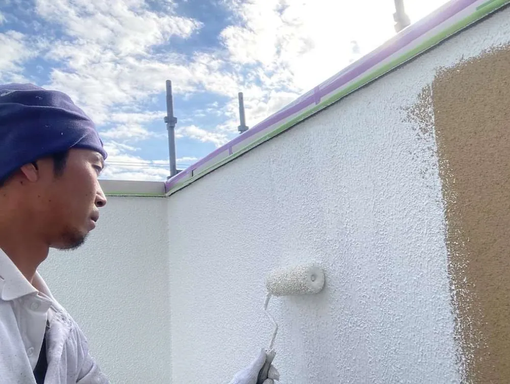 外壁塗装をする職人