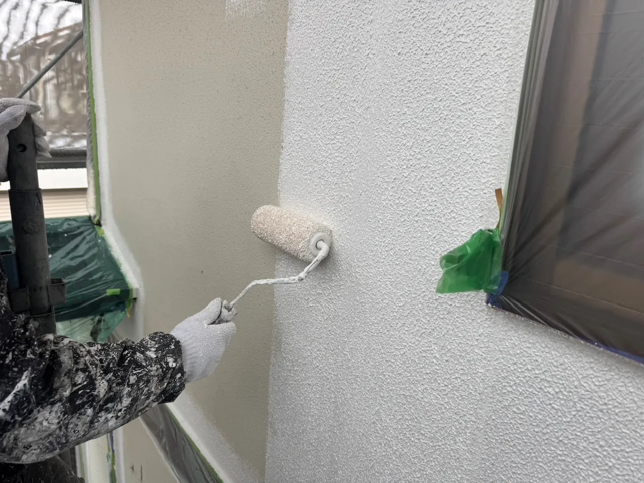 外壁　下塗り塗装　微弾性フィラー（厚塗り）