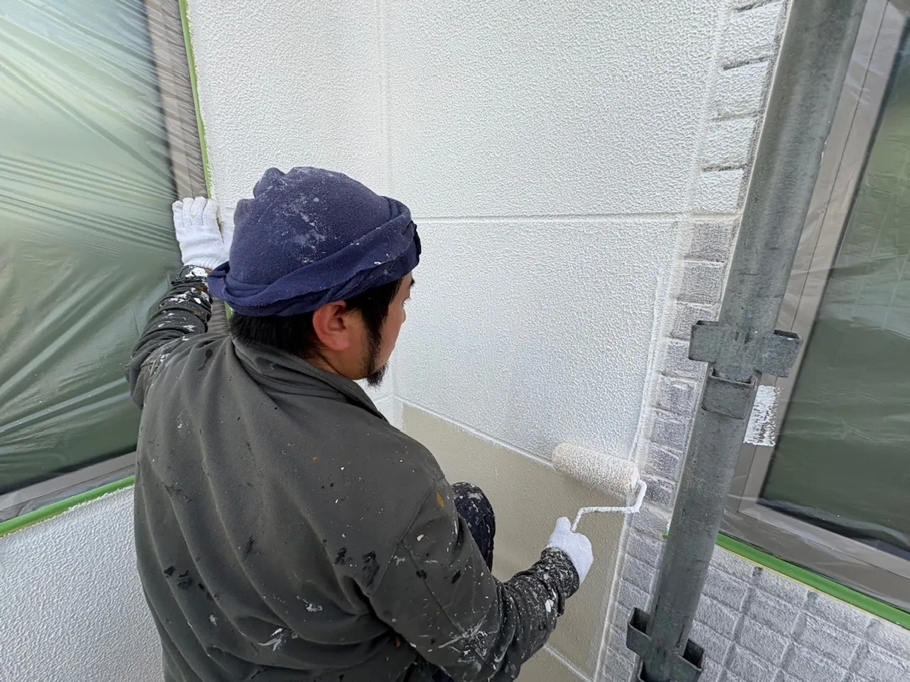 外壁　下塗り塗装　微弾性フィラー（厚塗り）