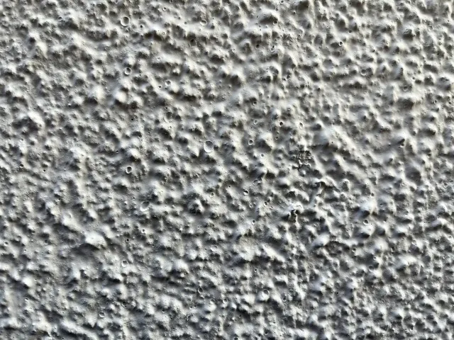 外壁にブツブツが発生！小さい穴ができる原因と放置リスクをプロが解説