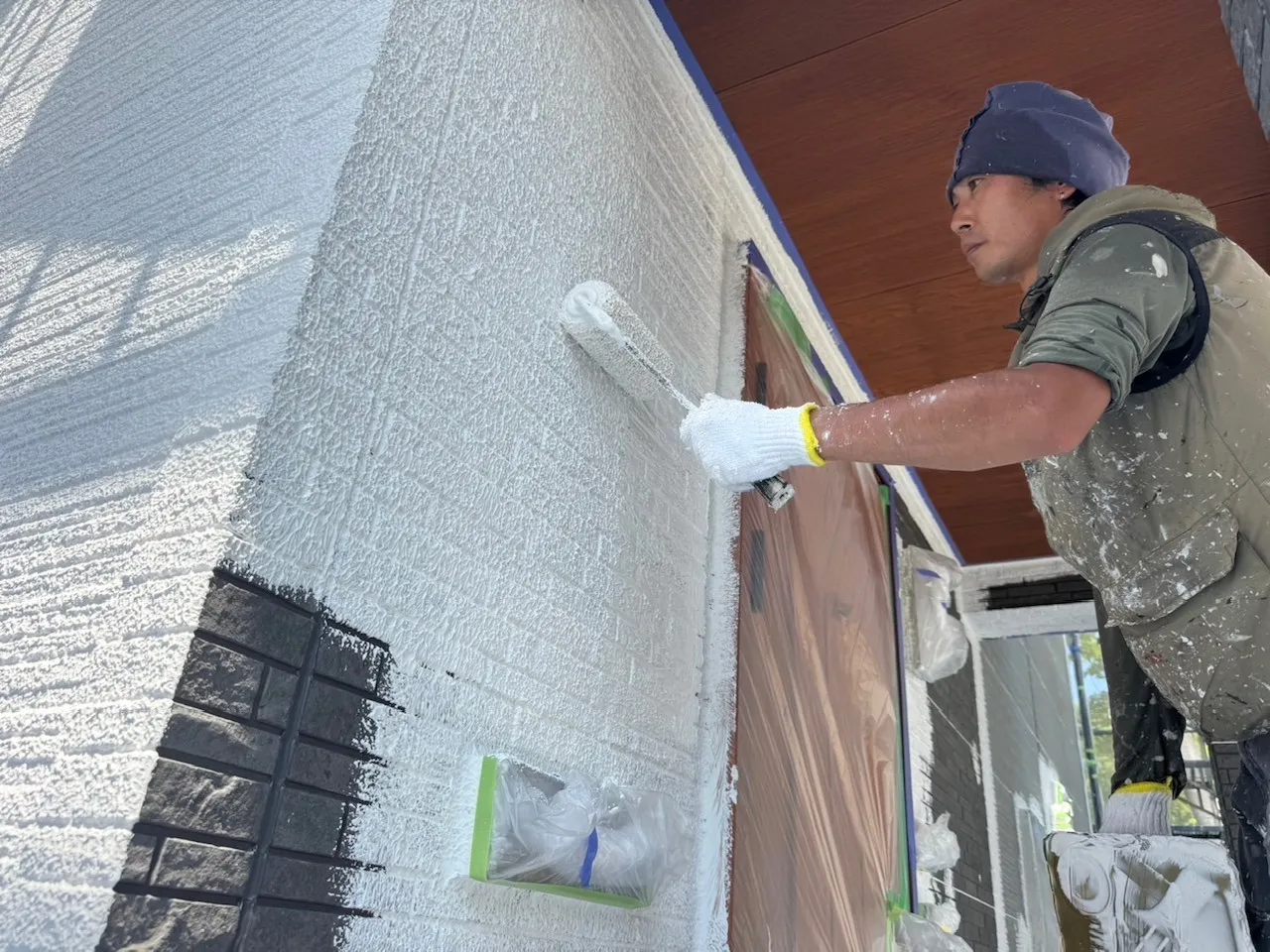 外壁　下塗り塗装　微弾性フィラー（厚塗り）